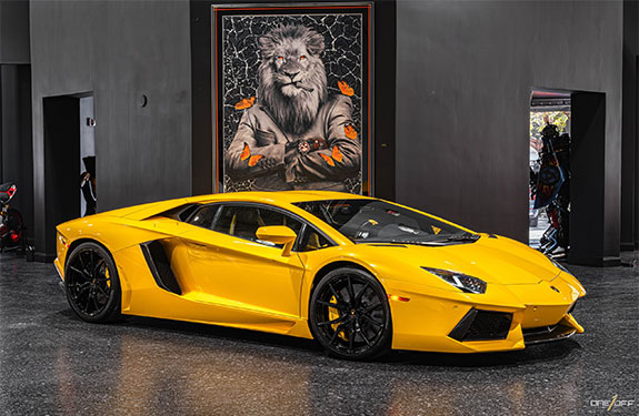 Lamborghini Aventador: Supercar Ikonik yang Menggabungkan Kecepatan, Desain, dan Teknologi